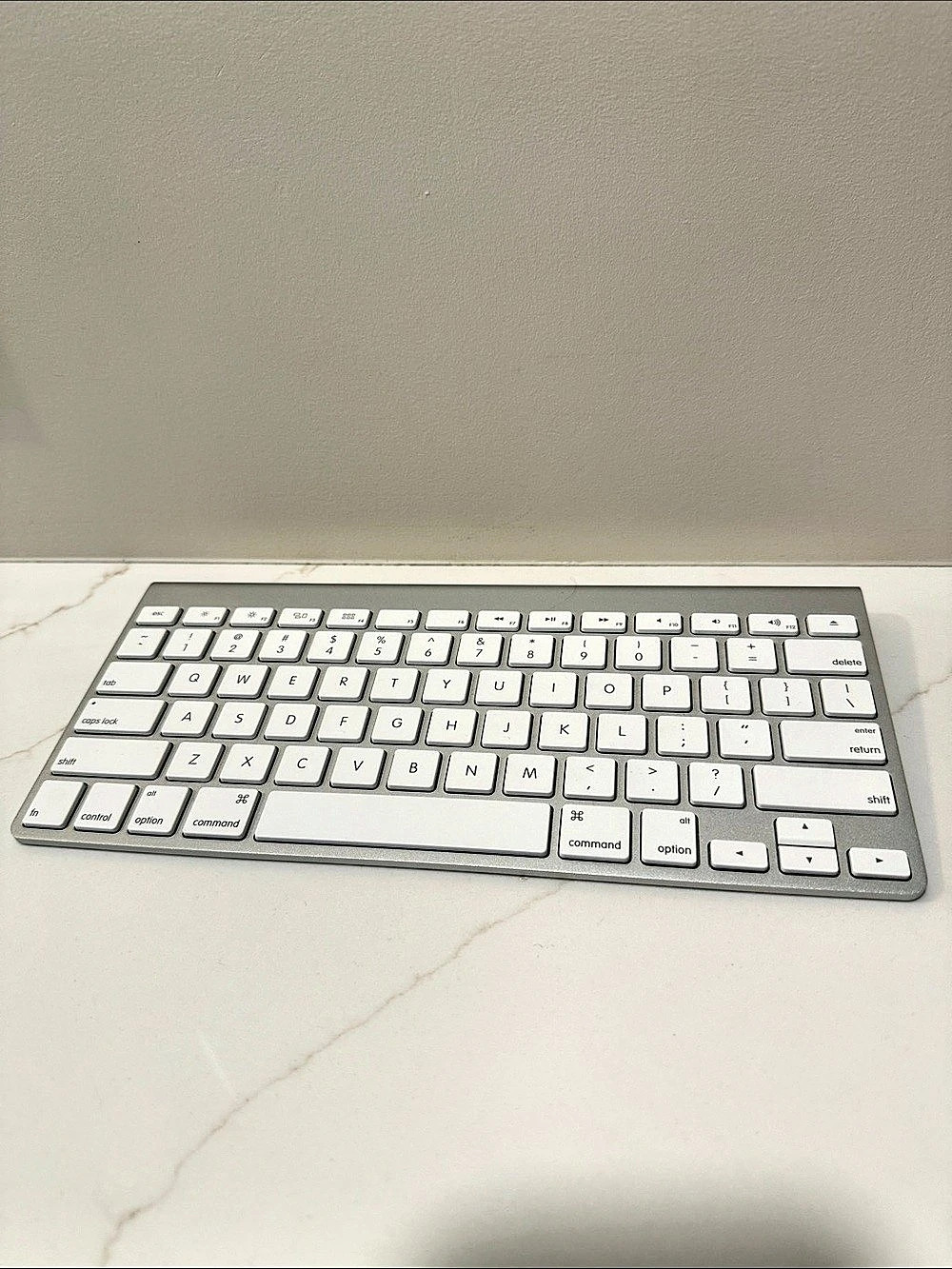 Apple Wireless Keyboard (A1314) ) White & Silver Tested